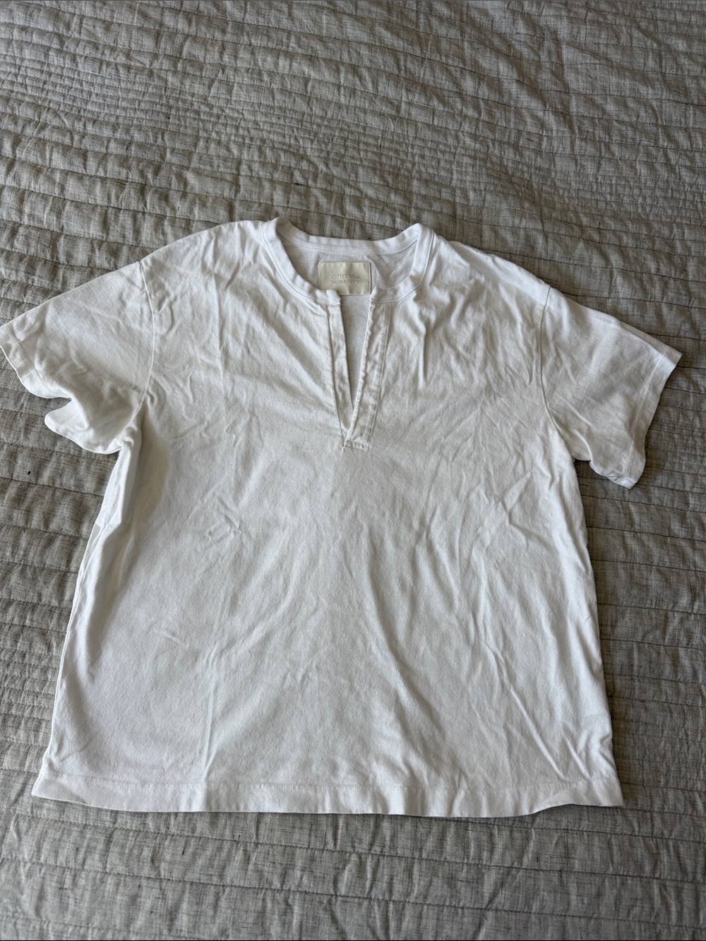 Citizens Of Humanity White Split V-Neck Short Sleeve Polo